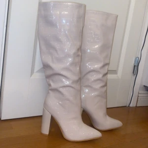 Boots  - Säljer mina fantastiska fina stövlar pågrund av att dom är försmå, dessa är i 36 å jag är själv en 37, aldrig använda så dom är i helt nytt skick. Köpta för 600 men säljer för 400 köparen står för frakt som ligger på 69kr🥰🥰🥰