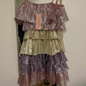 Helt ny klänning från Collective The Lable, storlek 38. Skimmer i varierande färger med smala axelband. Sälje pga fel storlek. Köptes för 800kr