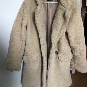 Bravesoul kappa/jacka - Storlek S, är 160cm och den passar perfekt. Den är använd och har ett litet hål i fickan annars är den i bra skick.