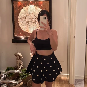 Divided H&M - Svart kjolar från H&M med dragkedja på baksidan  Skick : Bra