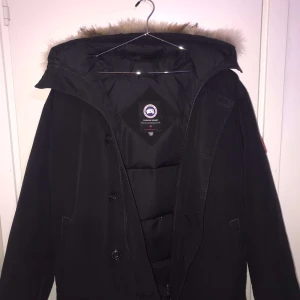 Canada goose jacka S/M - Hej jag säljer min Canada goose jacka som är storlek S och passar perfekt i storlek M, den är helt ny bara använd ett par gånger finns inget som är södner eller trasigt i jackan den är 9/10 helt ny ungefär, köte den föra vintras för 12000kr 