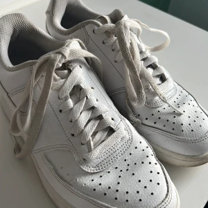 Nike skor - äkta Nike skor som jag säljer för att dem är för små för mig, har använt ganska mycket, köptes för 750 säljer för 170kr❤️‍🔥