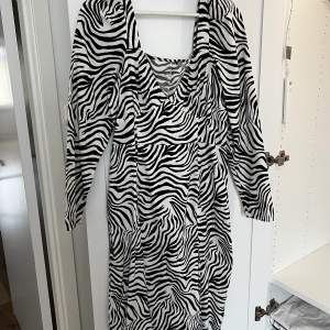 Zebramönstrad klänning, oanvänd