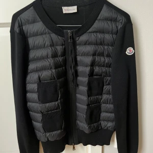Moncler cardigan  - Säljer min fina moncler cardigan i svart❤️Jättefint skick och inga defekter! Passar till allt! Såklart 100% äkta och köpt på Vestiaire collective. Den var helt ny när jag köpte den! Tveka inte vid frågor☺️