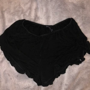 brandy melville shorts - säljer mina söta brandy melville pyjamas shorts. korta med volanger, inga större slitningar förutom att lappen har åkt av!!!❤️ hör av dig om du har några frågor, köparen står för frakt! köpt är köpt !❤️