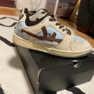 Lost boys EU 39 - Säljer min lost boys skor i storlek 39 för kommer ej till användning så ofta använd ett fåtal gånger och är i bra skick 