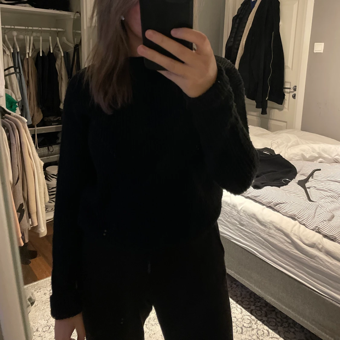 Svart stickad tröja