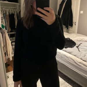 Svart stickad tröja - Basic stickad tröja i färgen svart, passar till allt!