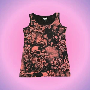 Linne - Så coolt rosa/svart linne med tryck på! Den är i bra skick och sitter fint🙌🏼💖 Priset kan diskuteras, hör av er vid intresse💗💗