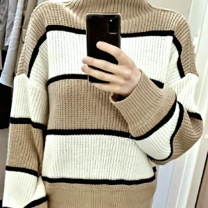 Stickad tröja  - Stl L men jag har vanligtvis stl S så använder den som en oversize-modell Armlängd från axelsöm ca 47cm, från axel ner mot midja ca 55cm 100% akryl Varumärke är Shein, men jag har köpt den för välgörenhet till Röda Korsets second hand!  Fint skick! 