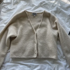 Kofta - Så gullig kofta från other stories, använd 2/3 gånger och varsamt använd. Storlek S! Den är lite ljus rosa/ beige i färgen