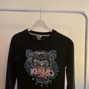 Kenzo sweatshirt. - Skick 8/10 använt fåtal gånger. Nypris 1299kr på NK.