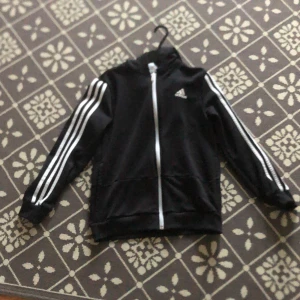 Adidas - Inte så använt adidas huvtröja