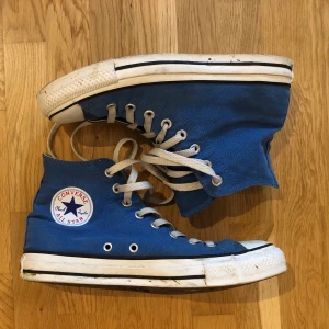 Blåa höga converse - Ett par skitsnygga blåa höga converse i storlek 39,5 som i originalpris kostar runt 850 kr. De har lite smuts på sulan som säkert går att tvätta bort. Köparen får stå för frakten!❤️