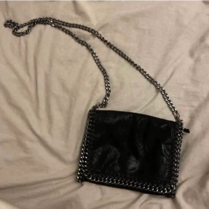 Svart väska💗 - Hej! Lägger ut denna annonsen igen💗 det är det priset som står som gäller💗