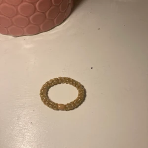 Kknekki - Säljer den här jätte fina gula lite fluffiga kenkkisen so är äkta! Från nk om ni vill se varför jag säljer den gå in på mitt första inlägg❤️❤️ jag kan mötas upp inom Stockholm och frakt kostar 13kr❤️❤️❤️