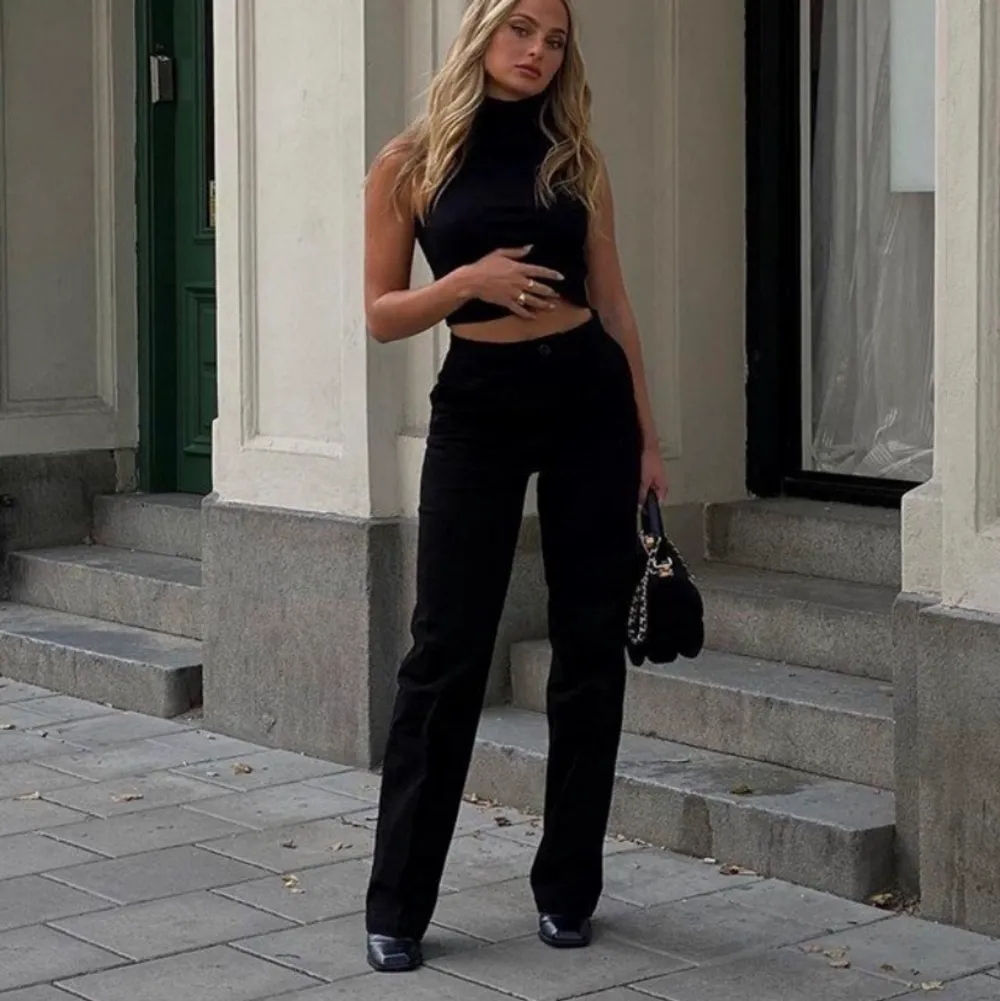 Säljer dessa svarta kostymbyxor från na-kd från deras samarbete med Matilde Gøhler.❤️. Jeans & Byxor.