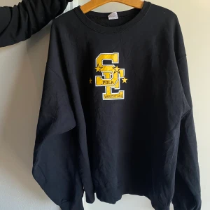 Svart vintage Sweater  - Svart vintage sweater med tryck, så snygg vintage och bra skick! Storlek Xl. 