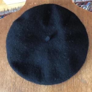 Basker MQ Stockholm  - Svart basker i 100 % ull. Aldrig använd. Uppskattar till size s. 