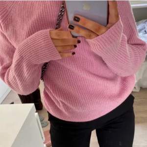 Snygg rosa tröja från Weekday🫶🏼 Tryck inte på köp nu!!