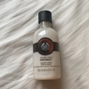 Coconut shower cream. Stor - Säljer min oanvända bodycream i doft av Coconut. Luktar jättegott.