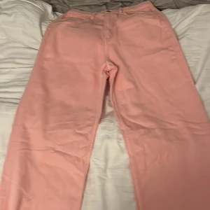 Rosa jeans - Rosa fina jeans med slit där nere.Har aldrig använt❤️