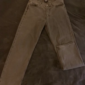 Gråa jeans - Säljer mina gråa jeans mycket bra skick använda 2 ggr storlek 29 passar mig som är 179 men är lite baggy