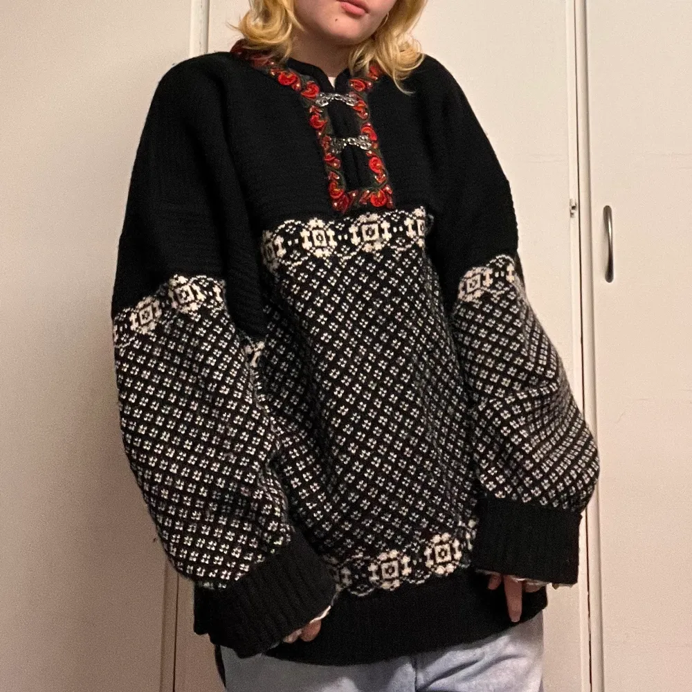 Sjukt mysig lusekofta inköpt secondhand: perfekt till kyligare månaderna! Oversized på mig som är XS. Fortfarande i väldigt gott skick och som sagt så mysig och fin! Passar alla storlekar beroende på hur man vill att den ska sitta. XL står det på lappen.. Stickat.