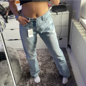 Zara jeans  - Denna annonsen ligger uppe på ett annat konto här på Plick, men jag blev utloggad från de så jag lägger ut samma annons på detta kontot istället, då jag har fått starta ett nytt.Säljer iaf dessa ursnygga Jenssen från zara!Storlek 40 men passar även mindre