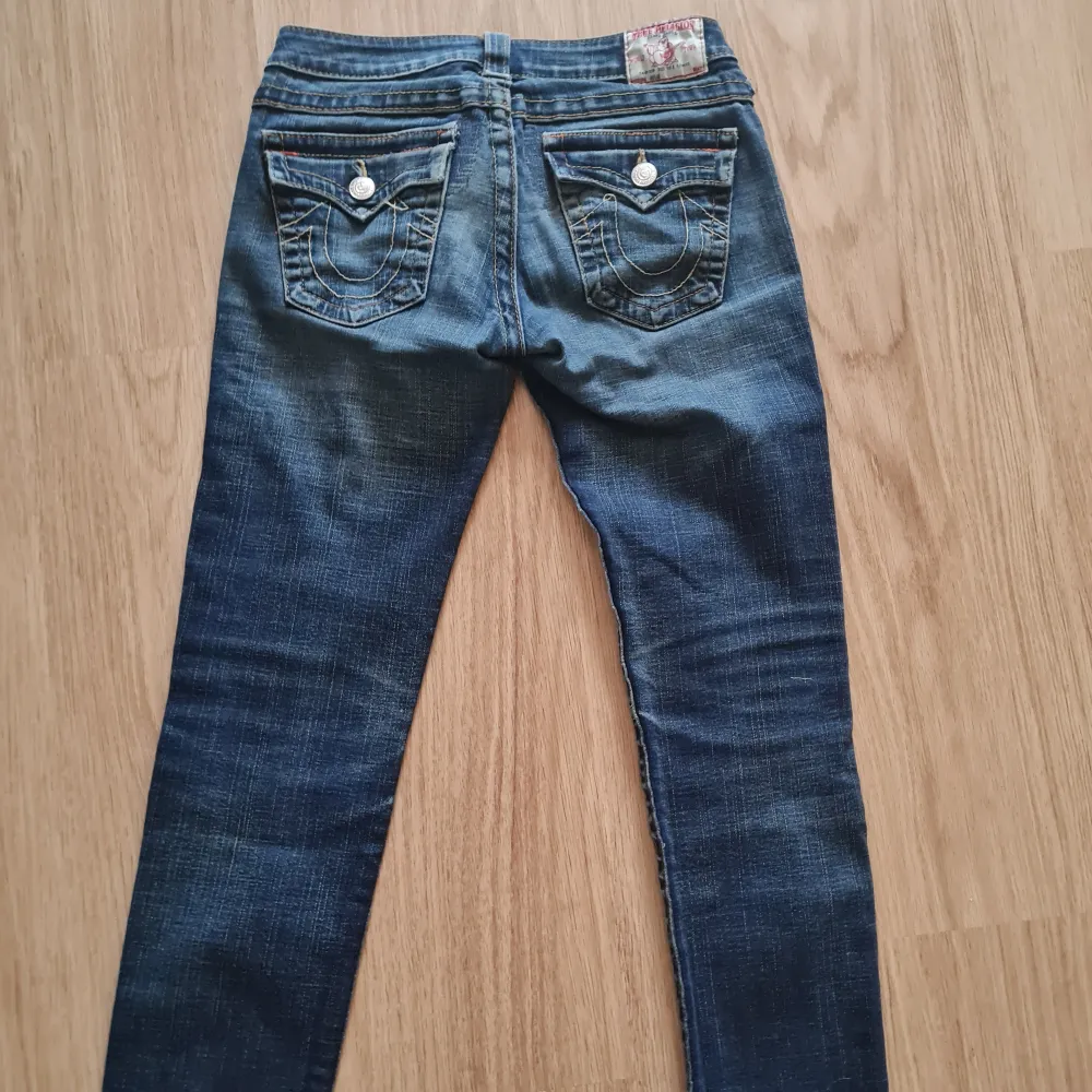 Second hand true religion jeans köpta från Zalando zircle, bra skick. Aldrig använda av mig, lappen sitter kvar. Köparen står för frakten. . Jeans & Byxor.