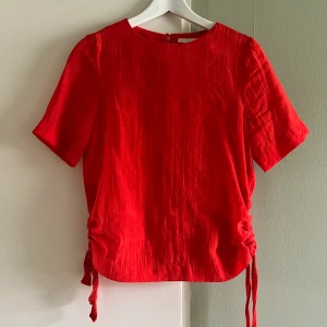 Blus från h&m - Blus från h&m i strl 36. 74 % lyocell och 26 % polyester. Fint skick utan anmärkningar.