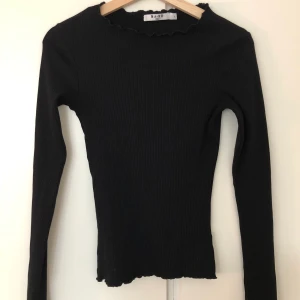 NA-KD tröja S - En fint tröja med snygg detalj i kanterna, använd en gång. 