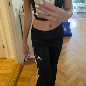 Adidasbyxor - Svarta Adidasbyxor. Kolla lappen för storleken (bild 3). Kan mötas upp eller frakta.