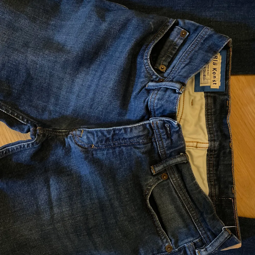 Regular jeans från acne i storlek 28/32 (passade mig med storlek 29/34) Mycket fint skick. Inte mycket använda. . Jeans & Byxor.
