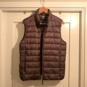 Uniqlo Dunväst  - Uniqlo ULTRA LIGHT dunväst i snygg brun färg. Använd under denna vår men i fint skick. Inga hål eller skador på västen. Köpt på Uniqlo butiken i Stockholm för 600 kr. Hör av er om frågor eller mer bilder 😊Pris 150 kr eller bud. Köparen står för frakt 🚚 