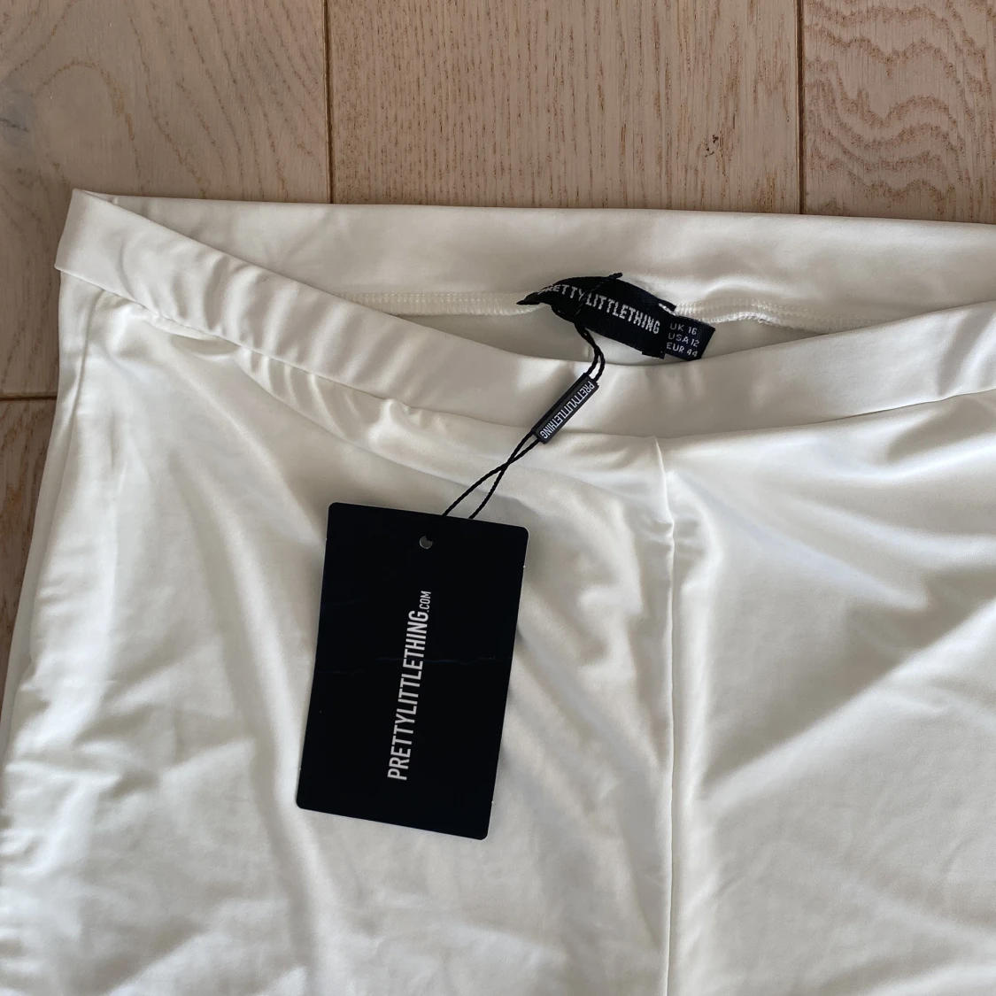 Oanvända vita byxor från Prettylittlething - 90