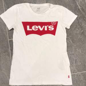 En vit Levi’s t-shirt. Ser ut som ny, jättebra skick! ⭐️