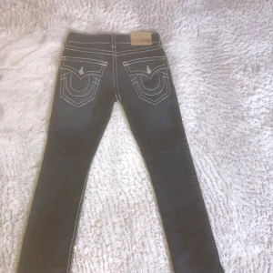 True Religion Big T jeans | 30 - ⭐️SOM NYA, ANVÄNDA MED KÄRLEK MYCKET FÅTAL GÅNGER⭐️PM FÖR FLER BILDER/FIT PIC⭐️ nypris~ 3300