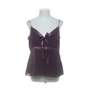 Linne - Säljer detta linne som jag älskar men som tyvärr är för litet över brösten för mig så kan därför inte heller visa de på. Frakt tillkommer på pris men pris går att diskutera! 💕