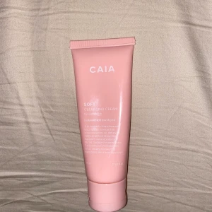 Caia ~ soft cleansing cream - Caia ~ Soft cleaning cream! Har använt den, men upptäckte att den inte passade min hudtyp. Men det är mer än hälften kvar 