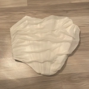 Corset top - Vit corset top i strl S för 70kr. Endast testad eftersom den är för liten.