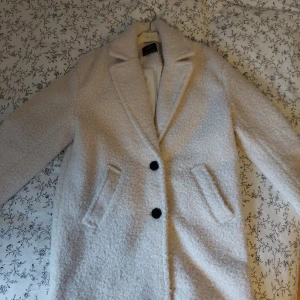 Teddykappa - En mysig vit teddykappa från Bershka, storlek S. I fint skick🤍🧸