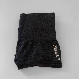 Gymshark Tighs - Sänker ej priset då många är intresserade men kan fixa ett paketpris vid köp av annat!❤️Den äldre versionen av Gymshark tightsen som har contour under rumpan, mörkgrå i storlek M. 85cm långa. Använda men i fint skick. Kan hämtas i Sundbyberg eller fraktas🥰