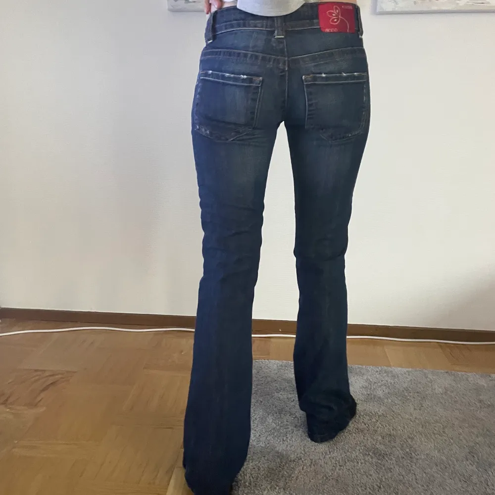 (Gratis frakt vid snabb affär) Såå snygga lågmidjade jeans jag köpte här på Plick men var tyvärr för små 💘 de är långa och supersnygg passform, första bilden är lånad 💞 om fler är intresserade blir det budgivning. Jeans & Byxor.