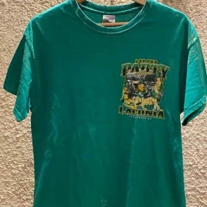 let the party begin - Gildan Tee - Cool vintage gildan t-shirt.  Används hyfsat många gånger och lite fläckar (kan ses på bilderna) dock i stadigt skick.  Låt mig veta om du har några frågor!!