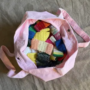 Massa fina virkade hårband🌈💕🫶🏼 finns på @CrochetByViola på instagram 