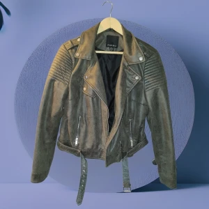 Mocka Jacka - Jätte snygg och bekväm, har använts 2-3 gånger så att den är knappt använt och i jätte fin skick🖤