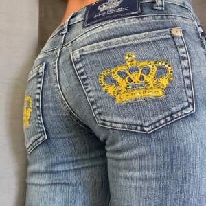 Såå fina jeans från Victoria Beckham som jag säljer eftersom jag köpt likadana och för att de inte sitter så bra i min midja💕💕startar budgivning om många är intresserade!