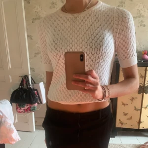 Topp - Säljer denna underbara topp som är som broderad och är HUR söt som helst. Den funkar lika bra till vardags som till fest 😍❤️