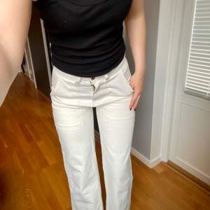 Vita jeans med coola fick detaljer från Cubus 